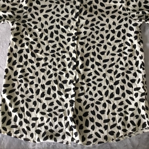 👚(bundle 4 items w/👚for $16) Button down blouse by Dress Forum - Picture 3 of 8